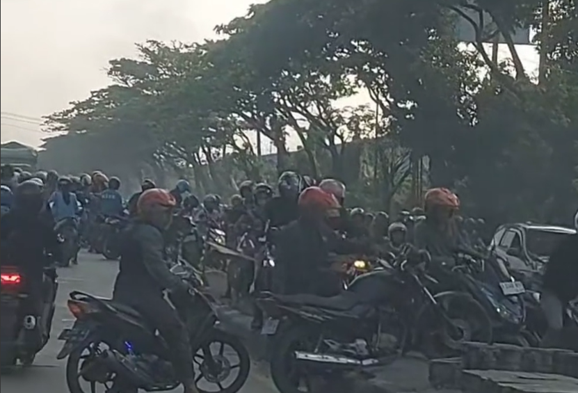 Macet di Jalan Pantura Onggorawe, Demak-Semarang, pengendara nekat lawan arah. (Sumber: @infokejadiandemak - InfoSemarang.com)
