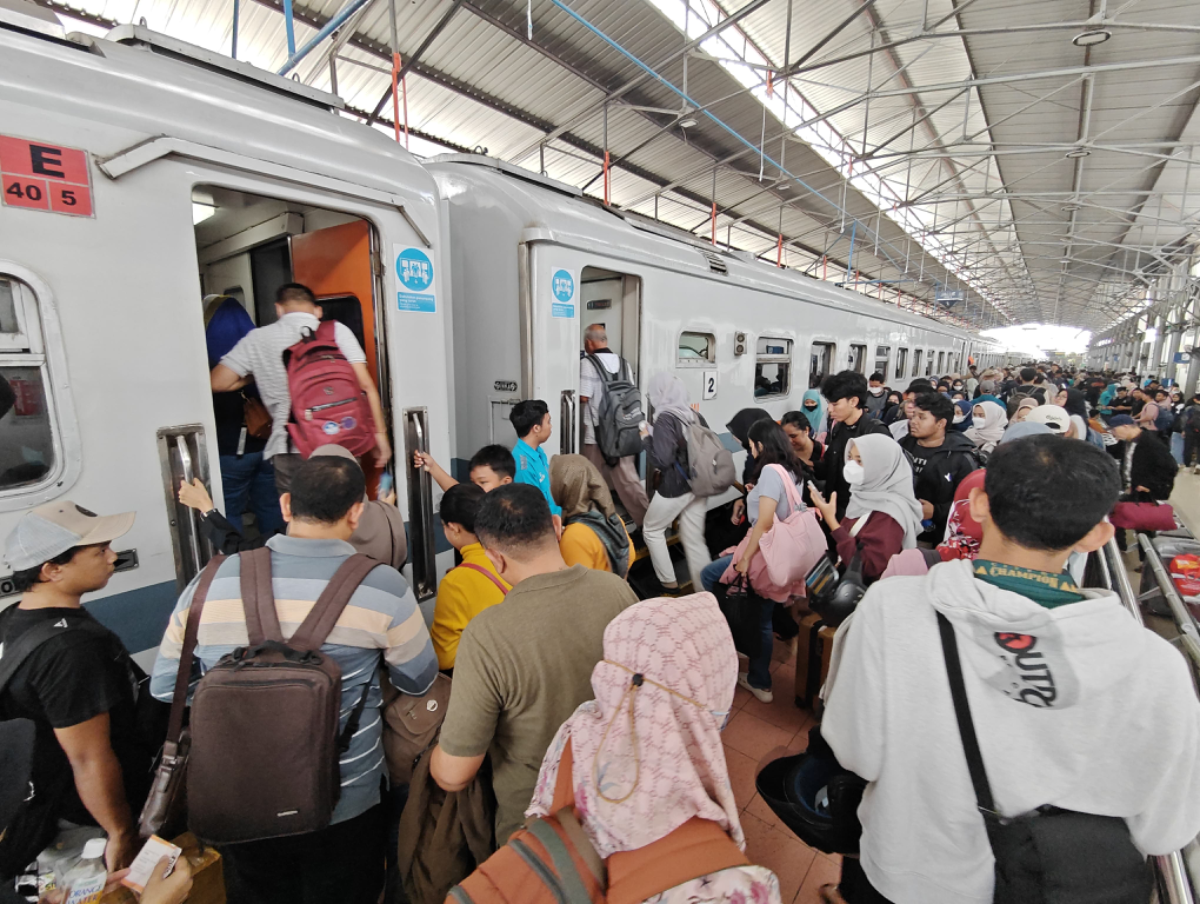 Penumpang yang akan menggunakan kereta api di stasiun Tawang Semarang. (Sumber:  | Foto: sakti)