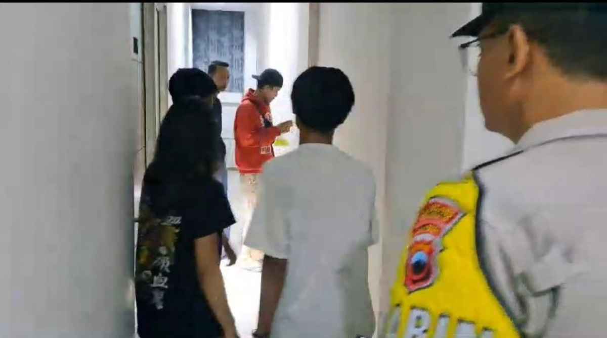 Polisi saat sidak di sebuah hotel yang diduga sering digunakan untuk prostitusi. (Sumber: | Foto: istimewa)