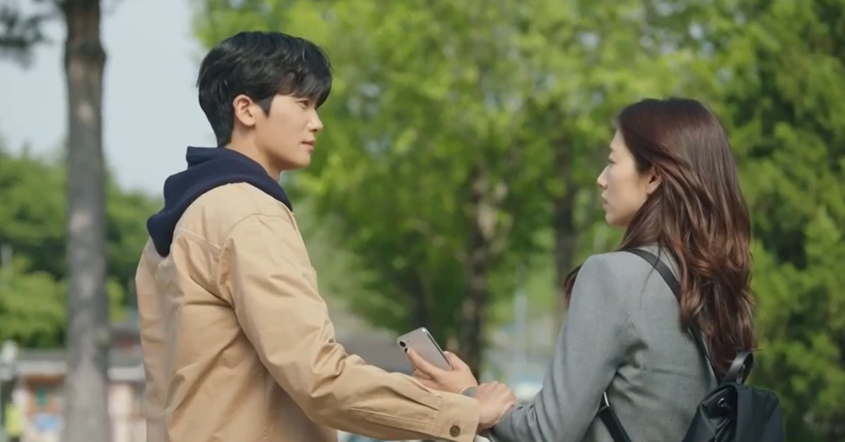 Momen Jungwoo menyusul Haneul yang ditolak wawancara kerja. (Sumber: Netflix - InfoSemarang.com)