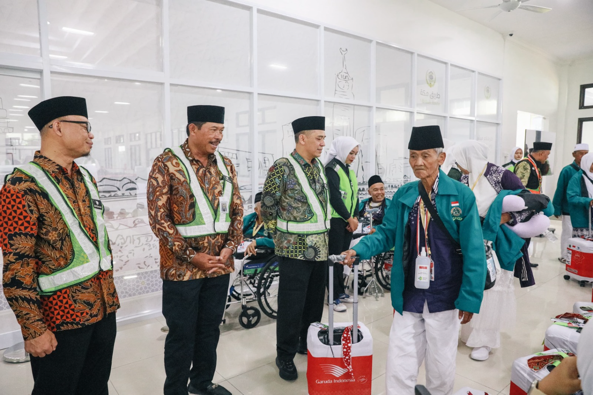 Pj Gubernur Jateng Nana Sudjana melepas keberangkatan 352 orang jamaah calon haji. (Sumber:  | Foto: dok Humas Jateng.)