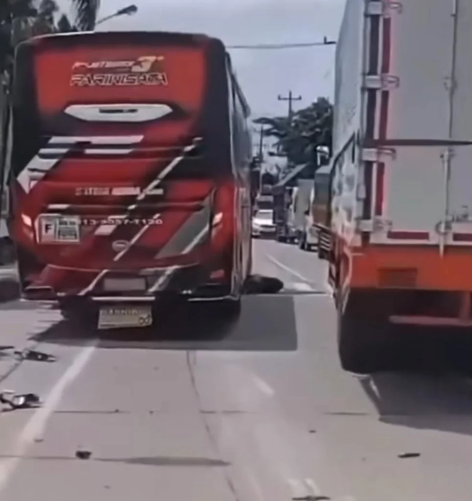 pemotor tewas terlindas bus di Jalan Purwodadi-Semarang (Sumber: instagram | Foto: im.semarang_official)
