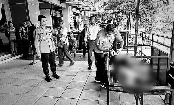 Pria warga Lodan tewas di depan kafe Pasar Bulu, Selasa 30 Januari 2024. (Sumber: @infokejadiansemarang.new - InfoSemarang.com)