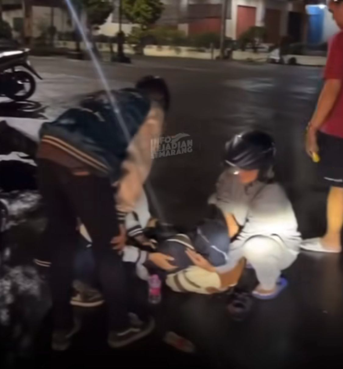 Jeglogan di Bangjo Majapahit menelan korban, satu pemotor jatuh (Sumber: instagram | Foto: @infokejadian_semarang)