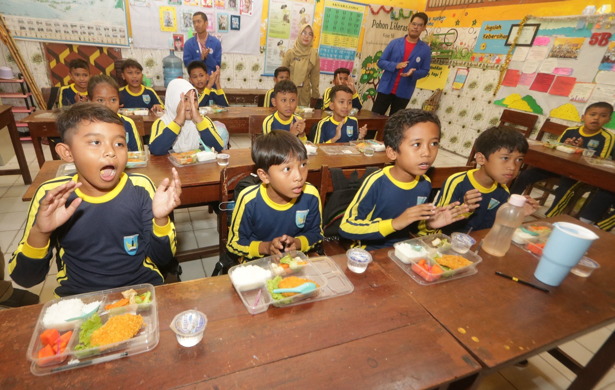 Simulasi program Makan Bergizi Gratis di SD Gisikdrono 02, Kecamatan Semarang Barat. (Sumber:  | Foto: Sakti)