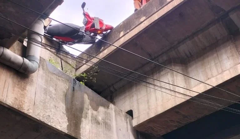 Kecelakaan di flyover Tanjung Mas Yos Sudarso: pemotor jatuh dari jembatan, Jumat 19 Januari 2024. (Sumber: @infokriminalsemarang - InfoSemarang.com)
