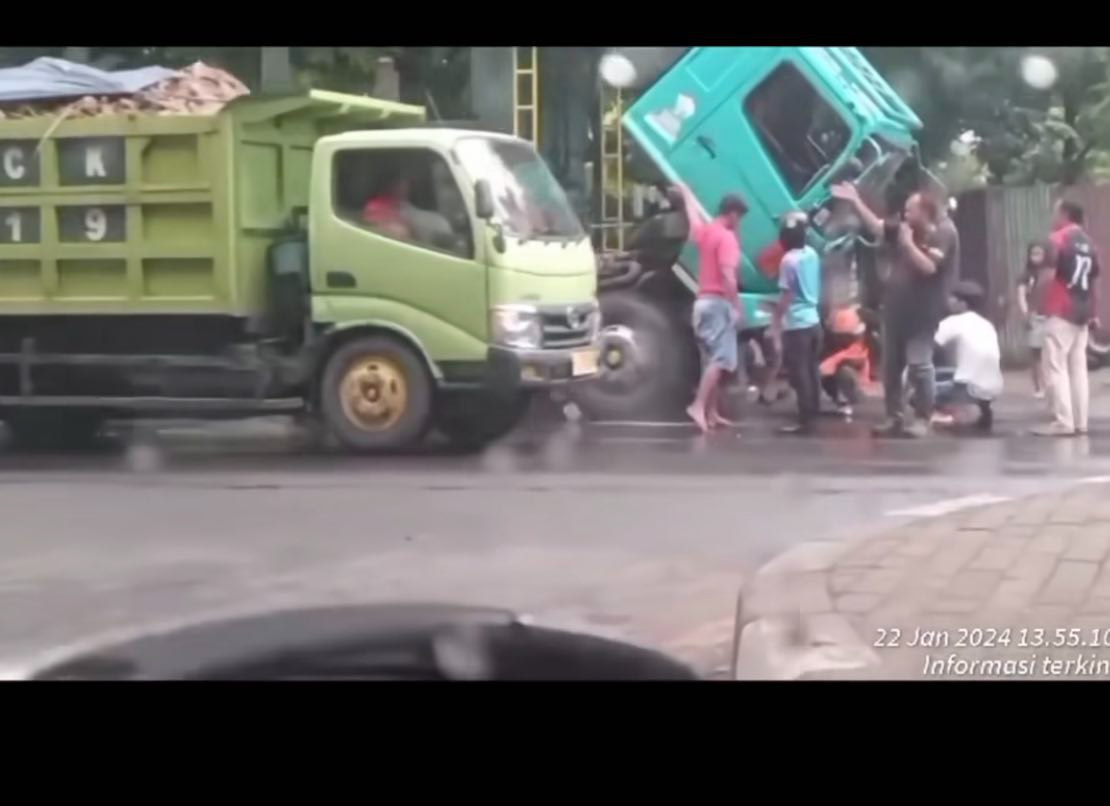 kecelakaan di Kalibanteng (Sumber: instagram | Foto: @infoseputarsemarang)