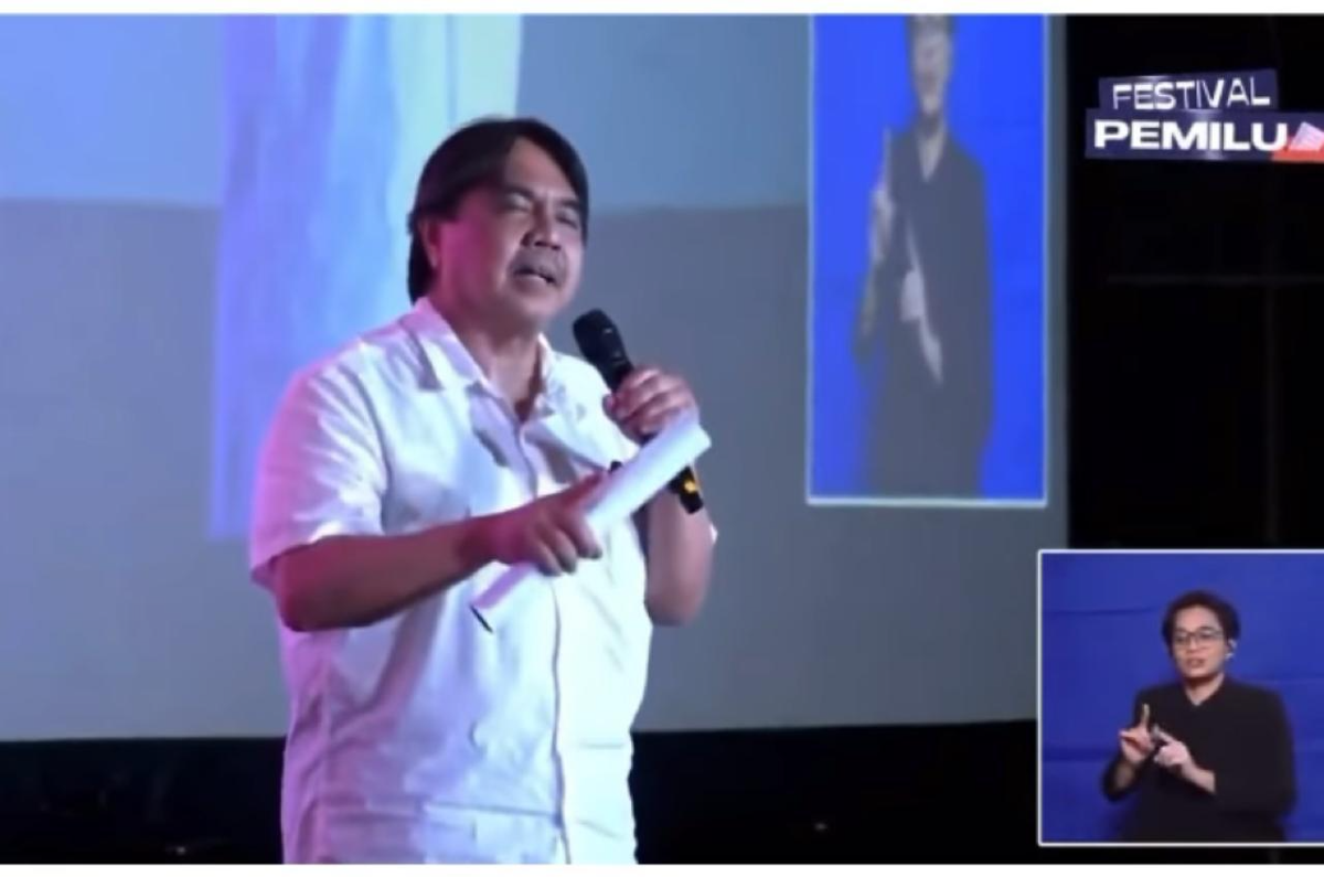 Ade Armando diulti penonton saat hadir di Festival Pemilu (Sumber: instagram | Foto: @frix.id)