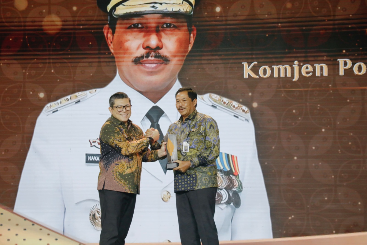 Penjabat (Pj) Gubernur Jawa Tengah Nana Sudjana menerima penghargaan Anugrah Inovasi Pembangunan Terpuji. (Sumber: | Foto: dok Humas Jateng.)