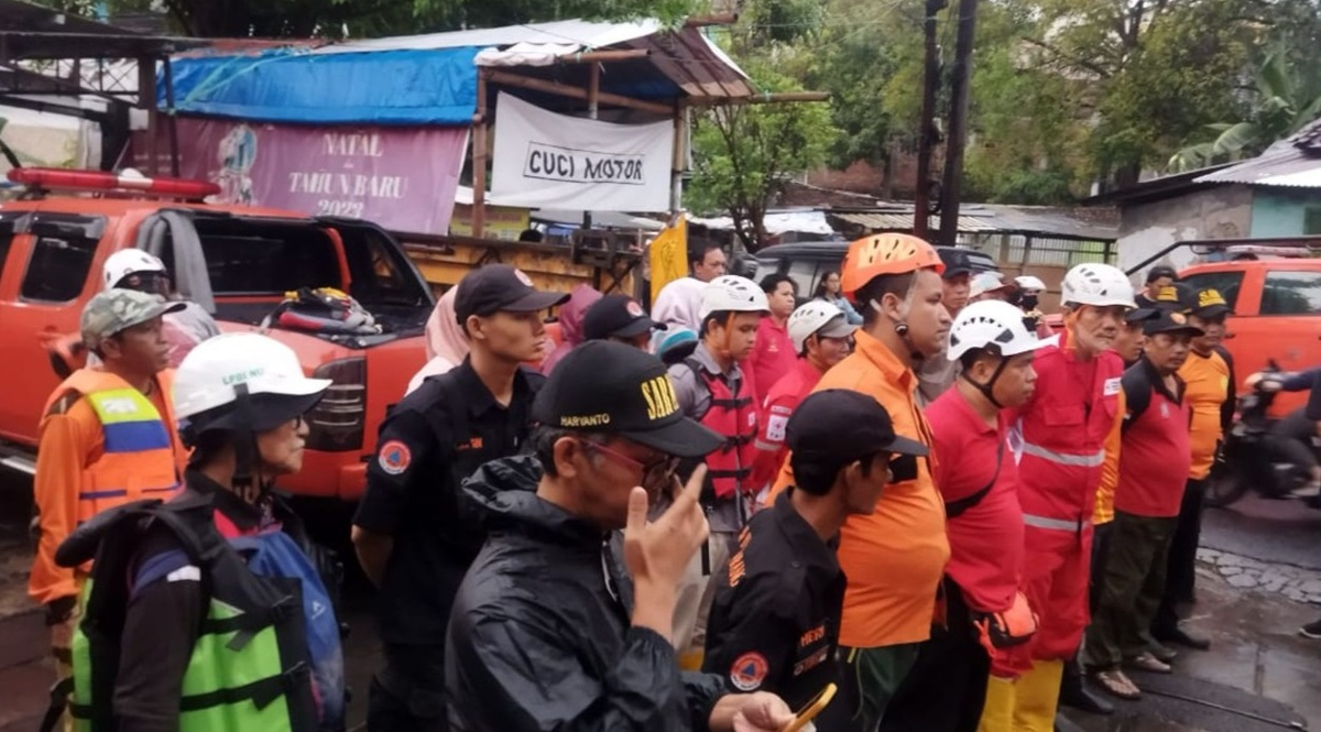 BPBD Kota Semarang saat melakukan pencarian anak hanyut di Wonotingal, Candisari. (Sumber: BPBD Kota Semarang - InfoSemarang.com)