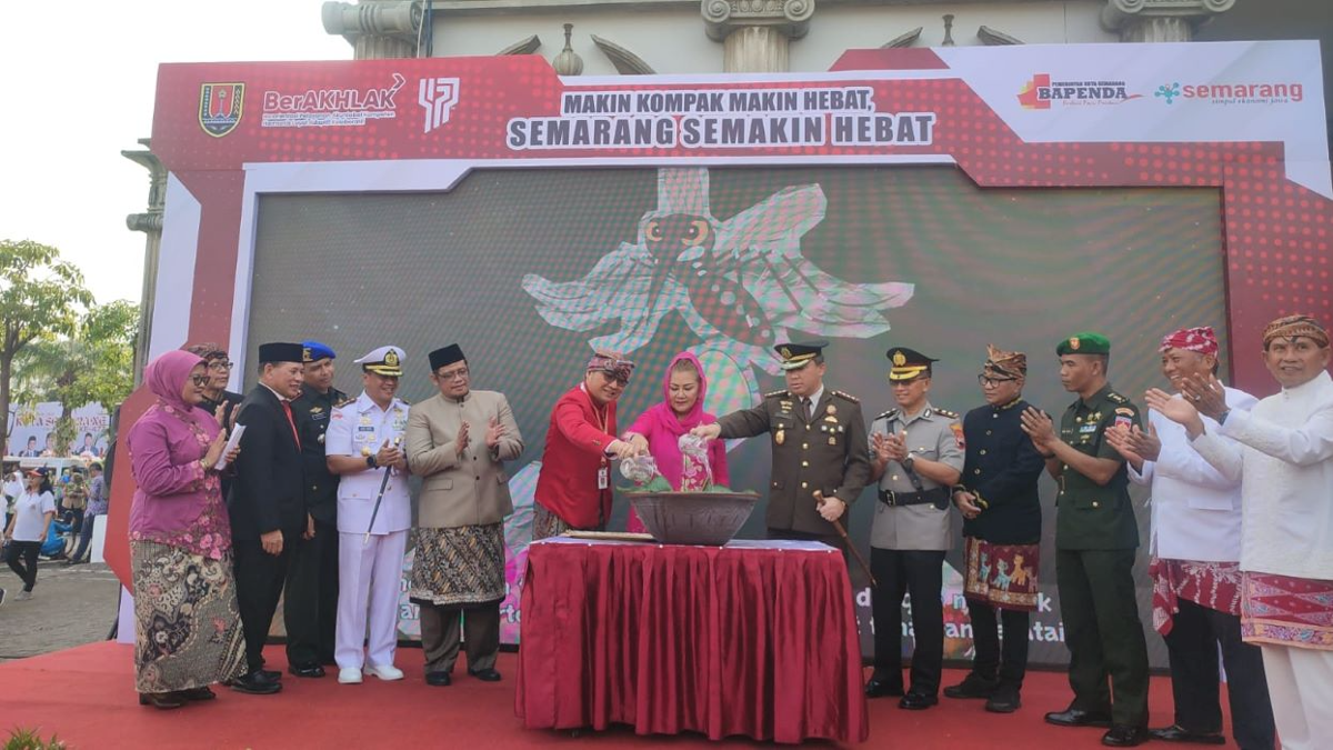 Wali Kota Semarang, Hevearita Gunaryanti Rahayu memimpin upacara Hari Jadi Kota Semarang ke 477. (Sumber:  | Foto: dok)