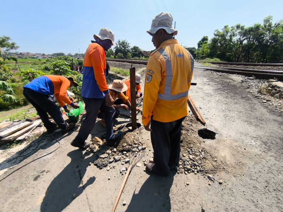Penutupan akses perlintasan sebidang di Jalan KH Abdul Wahab Kendal.
 (Sumber:  | Foto: dok PT KAI.)