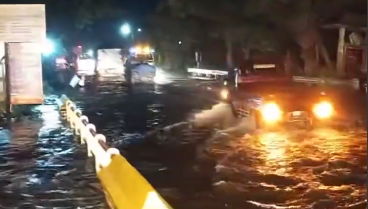 Banjir Karanganyar meleber ke Jalan Jepara-Demak, Selasa 13 Februari 2024 dini hari. (Sumber: @fariz.n.d - InfoSemarang.com)