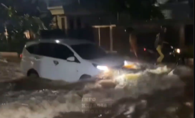 Banjir di Kalirejo, Ungaran, Kabupaten Semarang, Senin 5 Februari 2024. (Sumber: @infokejadianungaran - InfoSemarang.com)