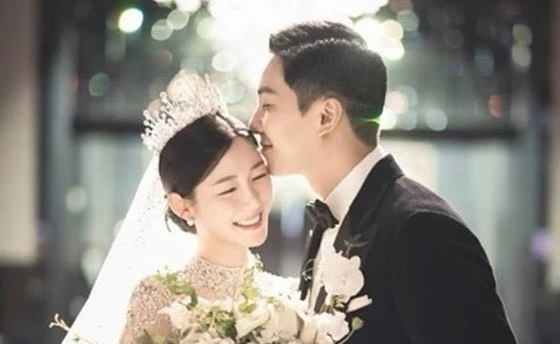 Lee Seunggi dan Lee Dain dikaruniai anak pertama berjenis kelamin perempuan. (Sumber: OSEN)