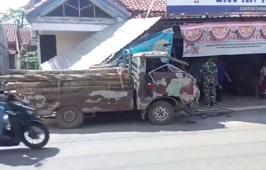 Kecelakaan truk vs mobil pickup di dekat Tol Duwet, Warungasem, Batang, Kamis 25 Januari 2024. (Sumber: @pekalonganinfo - InfoSemarang.com )