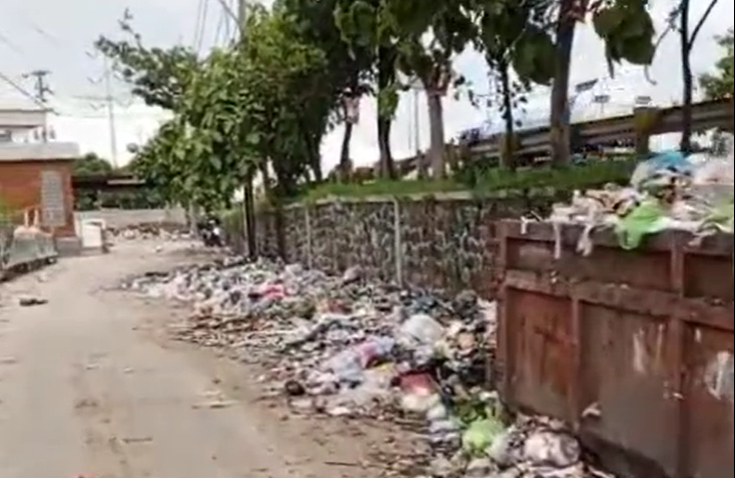 Sampah berserakan di kawasan TPS Bandarhajo, Semarang Utara, Jumat 2 Februari 2024. (Sumber: @infokejadian_semarangutara - InfoSemarang.com)