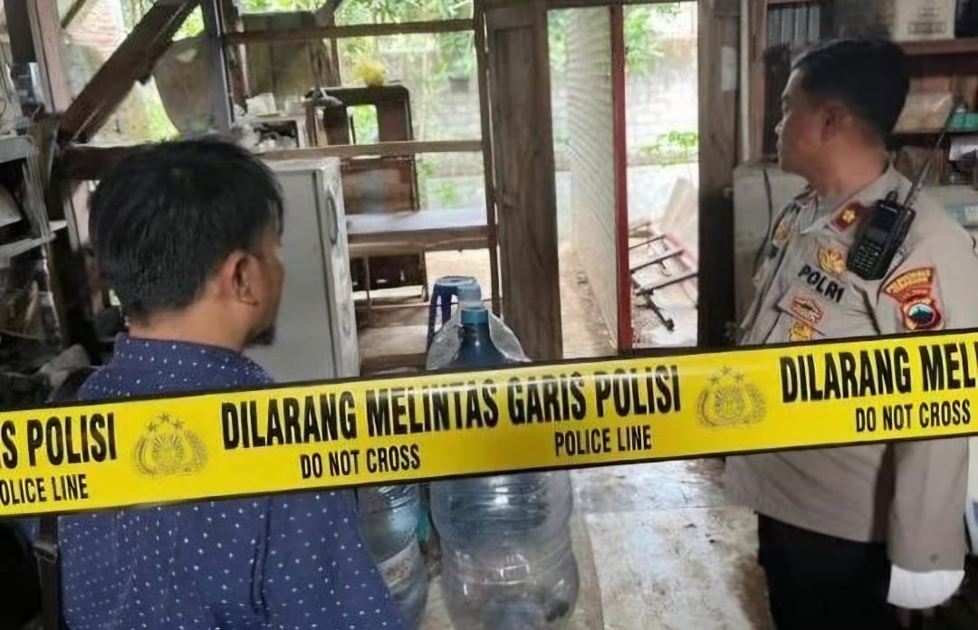Petugas memasang garis polisi di tempat bapak kos makan daging kucing.
 (Sumber:  | Foto: Istomewa.)