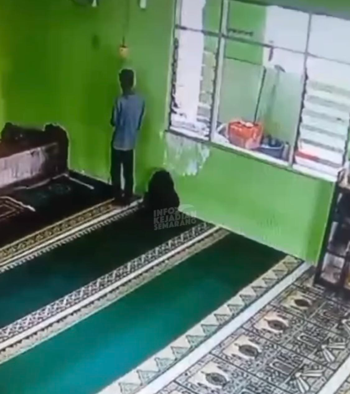 pria paruh baya di Padurungan curi mic masjid (Sumber: instagram | Foto: @infokejadian_semarang)