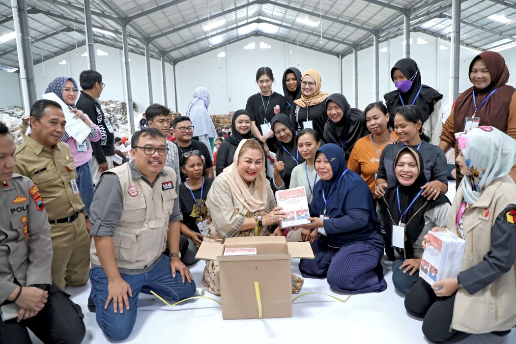 KPU Kota Semarang memulai proses sortir dan lipat surat suara untuk Pilgub dan Pilwalkot.
(Sumber: | Foto: Sakti)