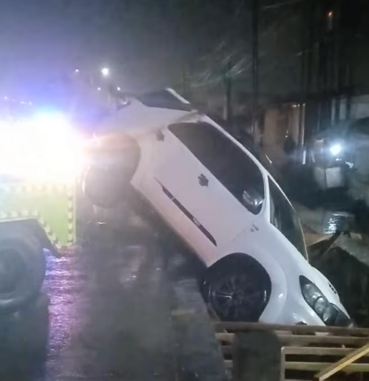 kecelakaan tunggal di Trimulyo, mobil fortuner warna putih terperosok ke  parit (Sumber: instagram | Foto: @infokejadian_semarang)