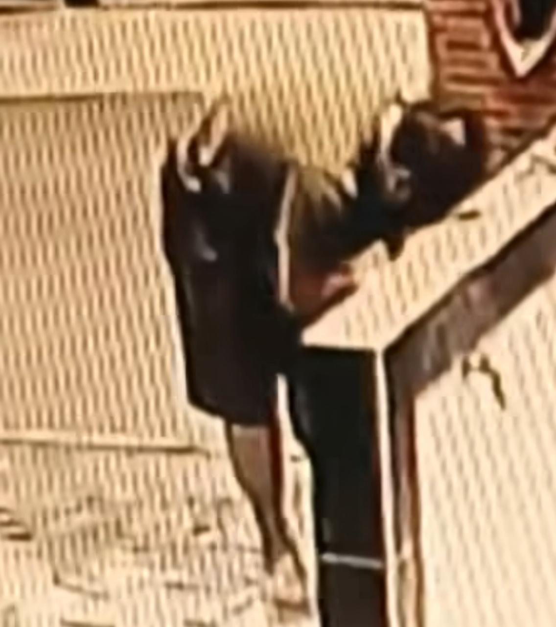 pria pura-pura wudhu untuk maling motor di Masjid Al Ridho Karangrejo Banyumanik (Sumber: instagram @infokejadian.semarang | Foto: infosemarang.com )