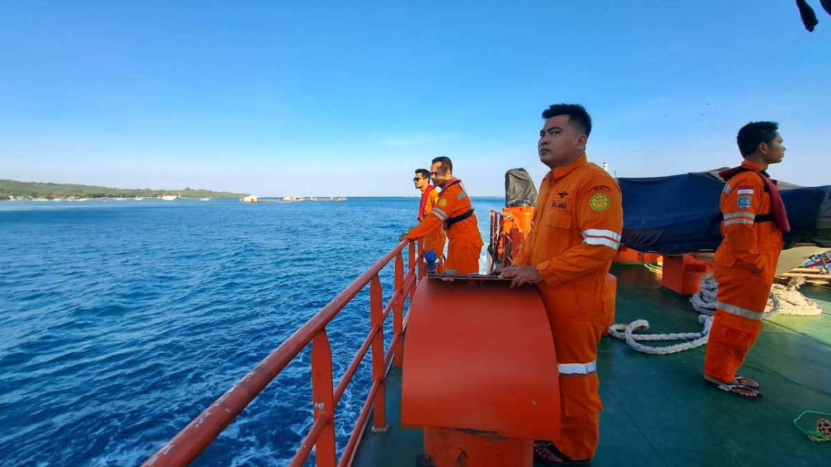 Tim SAR melakukan pencarian nelayan yang tenggelam di perairan Karimunjawa. (Sumber:  | Foto: sakti)