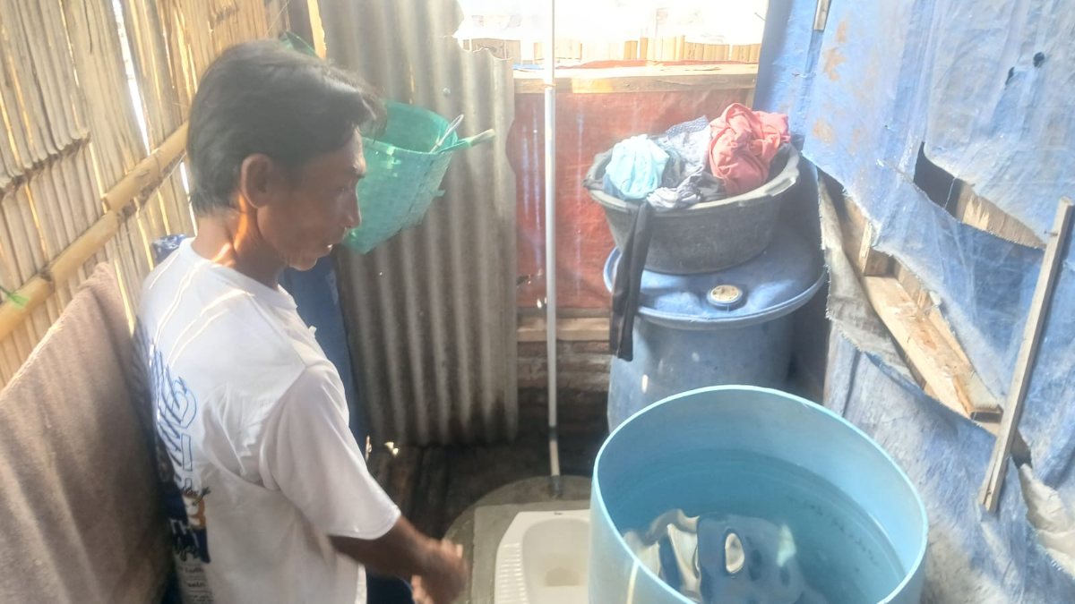 Ahmad Sholeh (50), warga RT 3 RW 14 Tambakmulyo, Semarang Utara, kini memiliki jamban pribadi. (Sumber: | Foto: Sakti)
