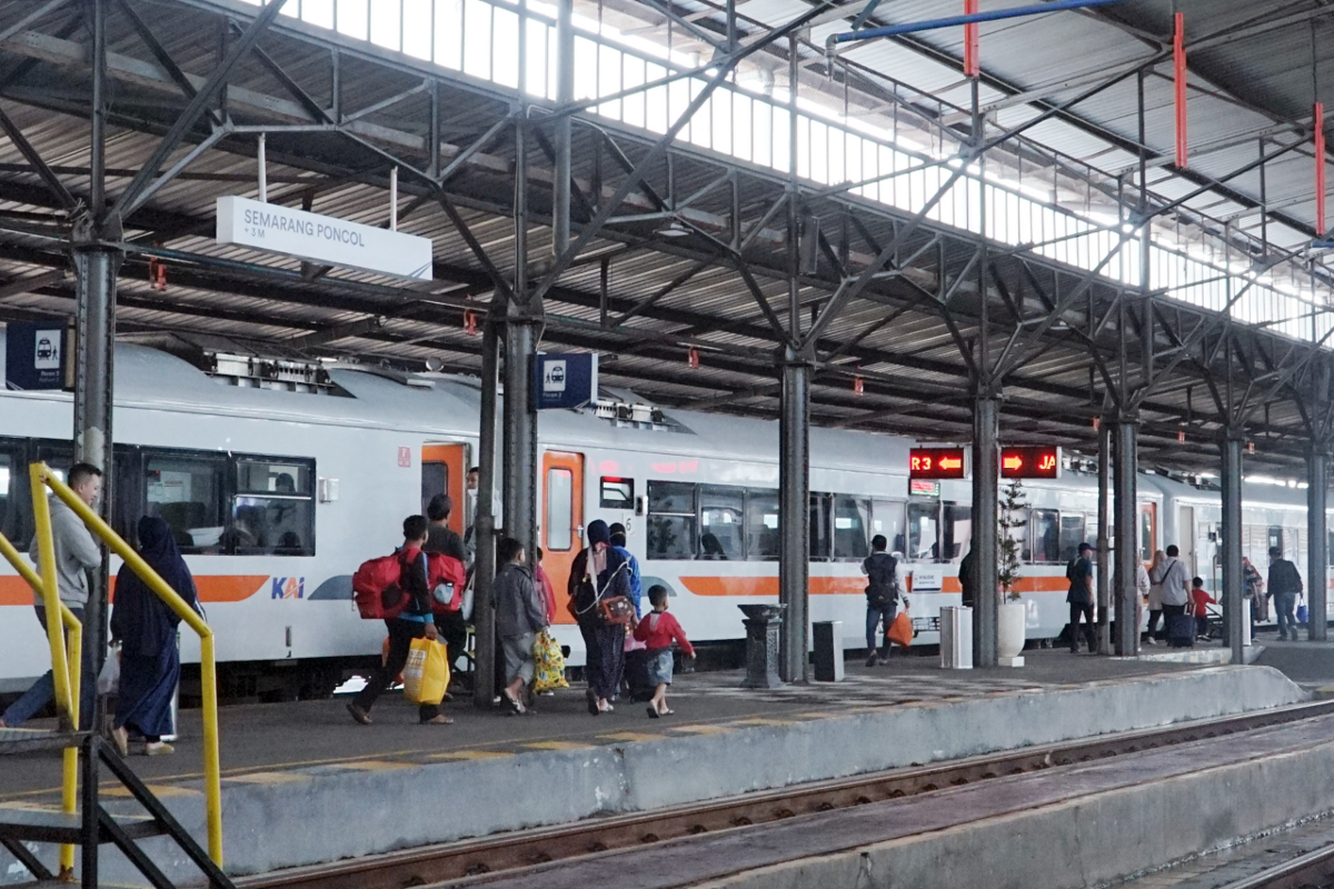 Penumpang kereta api di stasiun Tawang Semarang. (Sumber:  | Foto: dok)