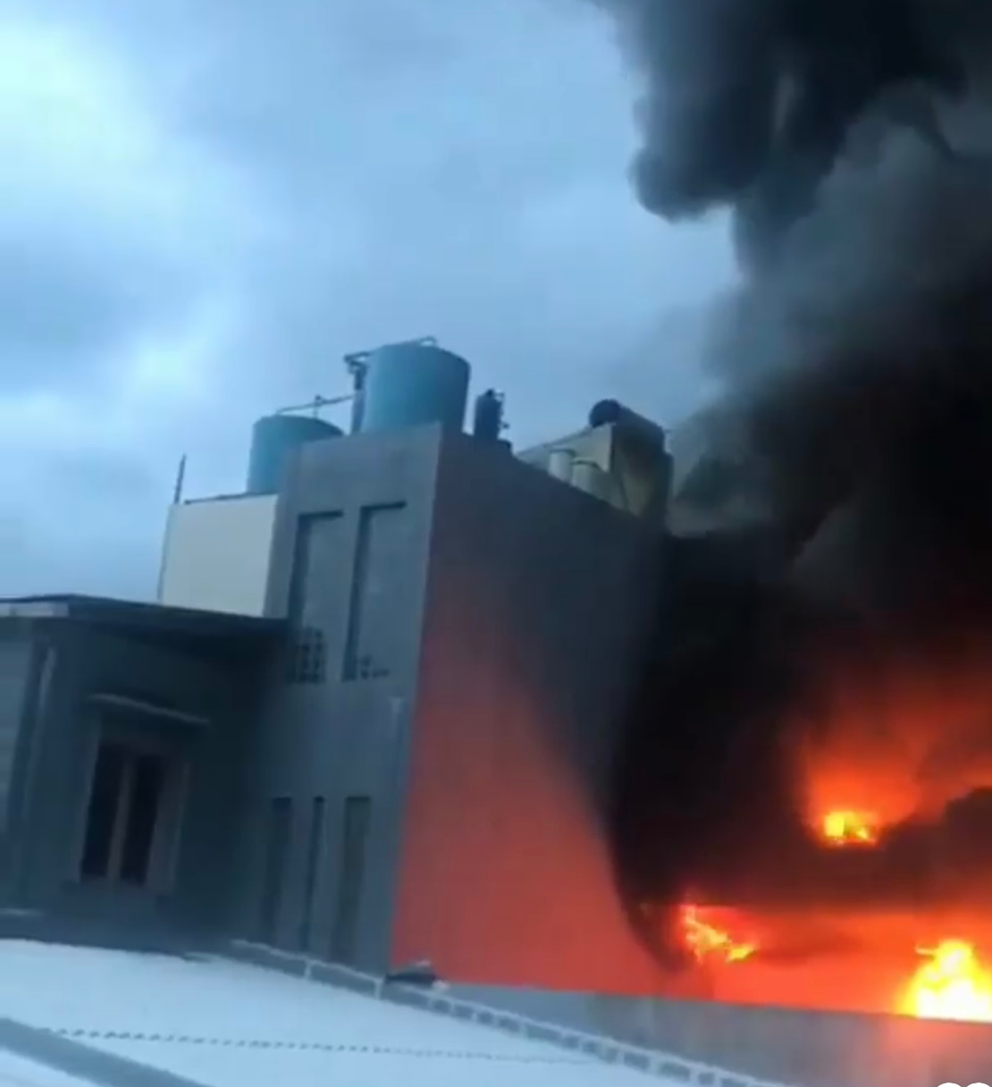 Kebakaran hebat melanda sebuah rumah mewah di Jalan Gajahmada Semarang, Senin 5 Agustus 2024. (Sumber:  | Foto: ig portalsemarang)