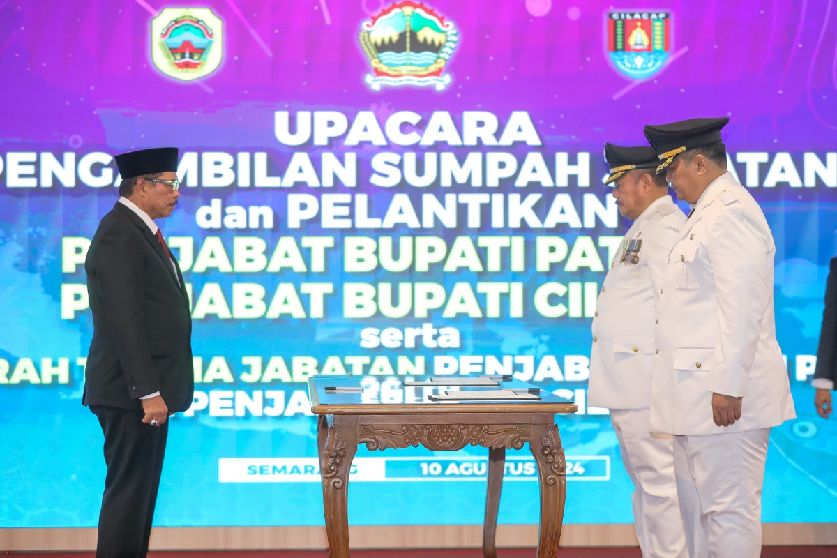 Pj Gubernur Jateng Nana Sudjana melantik Pj Bupati Pati dan Cilacap. (Sumber: | Foto: Dok)