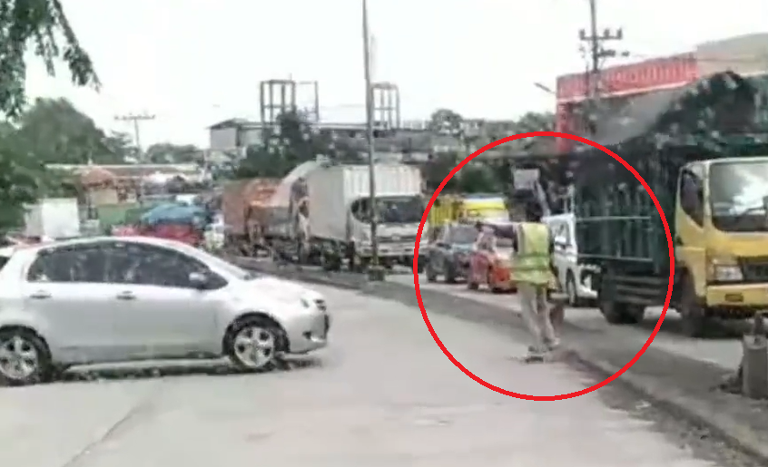 Pak Ogah nekat seberangkan mobil hingga terjang median di Jalan Walisongo, Semarang. (Sumber: @rasikausa - InfoSemarang.com)