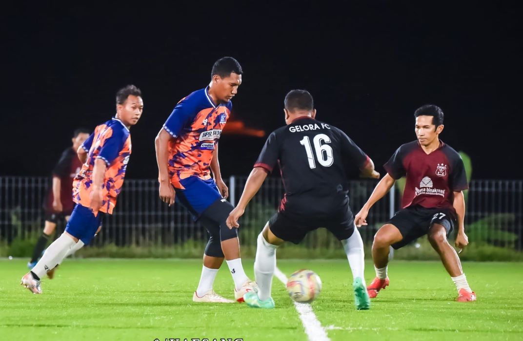 Gelora FC mengadakan laga internal  dengan mengundang tim tamu dari Komunitas Sepak Bola Kota Semarang (KKS). (Sumber:  | Foto: Sakti)