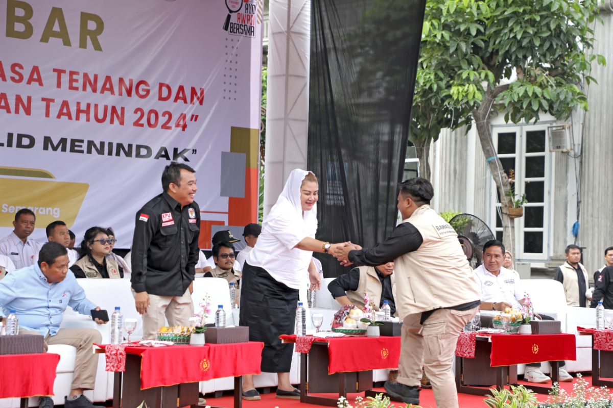 Apel akbar pengawas pemilihan se-Kota Semarang, Minggu 24 November 2024.

 (Sumber:  | Foto: Sakti)