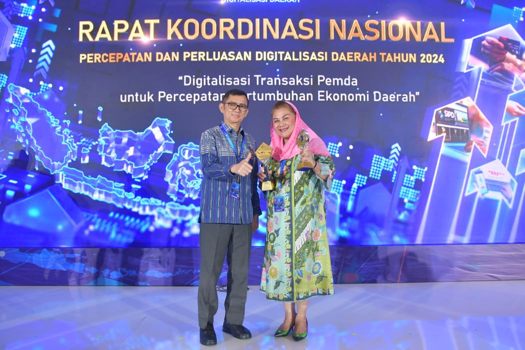 Wali Kota Semarang Hevearita Gunaryanti Rahayu menerima penghargaan bidang digitalisasi.  (Sumber:  | Foto: dok Humas Pemkot Semarang.)