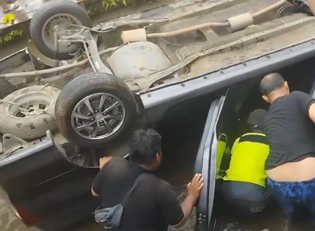 satu mobil keluarga kecemplung Kali Kesek (Sumber: instagram | Foto: @infokejadiansemarang.new)