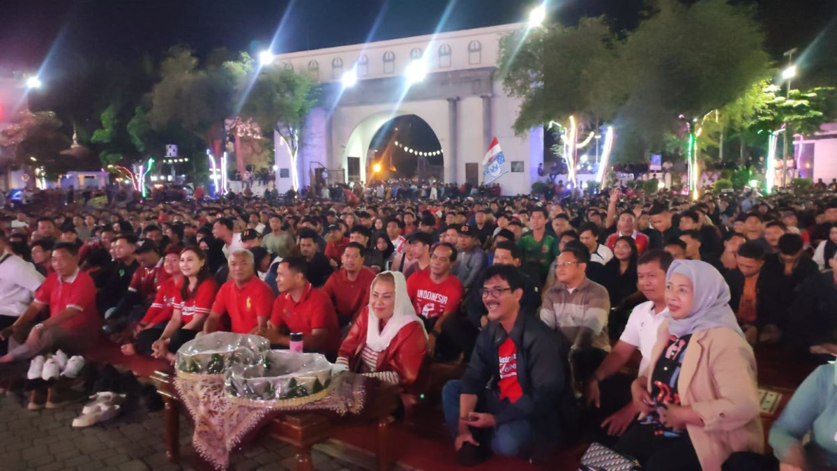 Kegiatan nonton bareng timnas Sepak Bola Indonesia U-23 melawan Korea Selatan U-23 di halaman Balai Kota Semarang. (Sumber:  | Foto: Sakti Setiawan.)