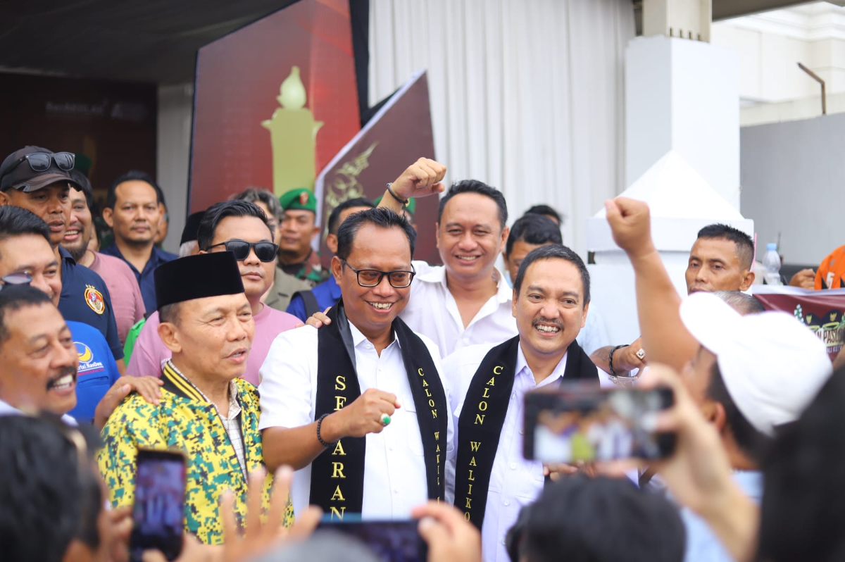 Yoyok Sukawi dan Joko Santoso mendaftarkan diri di Kantor KPU Kota Semarang, Rabu 28 Agustus 2024. (Sumber:  | Foto: Sakti)