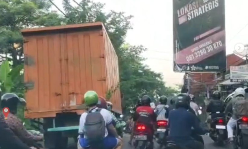 Truk mogok di turunan Gombel Lama, terjadi kemacetan di Jalan Setiabudi. (Sumber: @rasikausa)