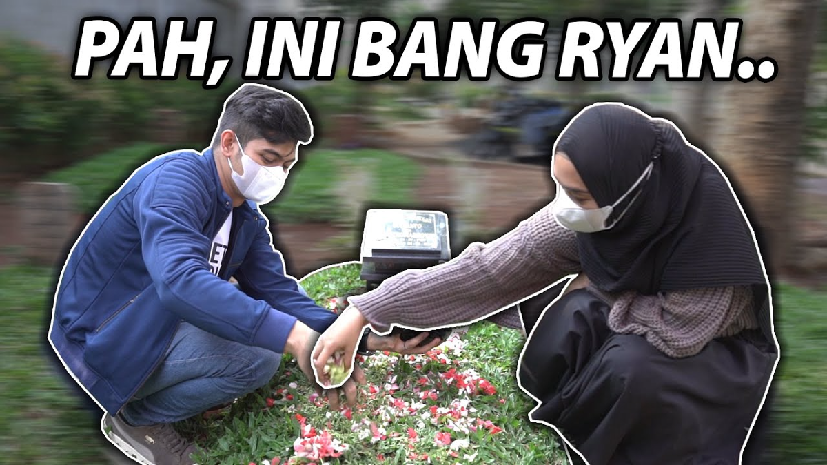 Ria Ricis saat ajak Teuku Ryan ke makam ayahnya. (Sumber: Ricis Official - InfoSemarang.com)