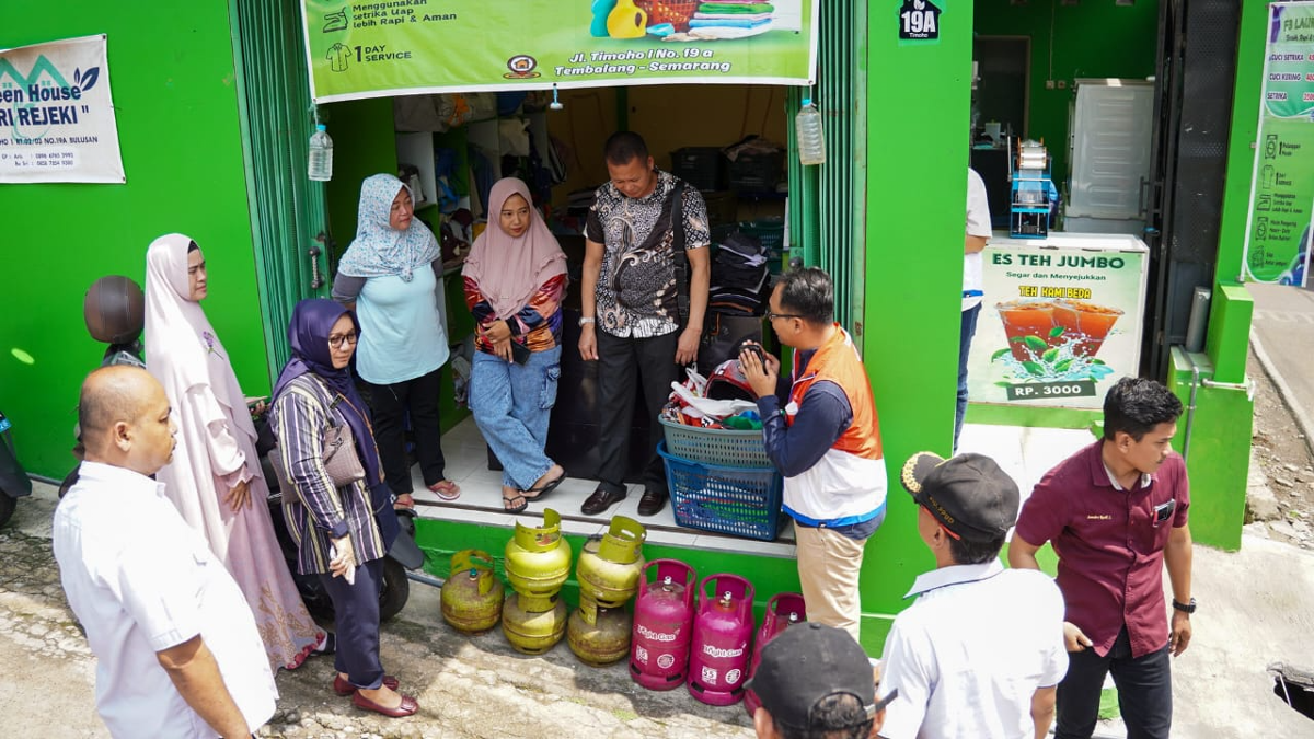 Tim gabungan sidak beberapa usaha binatu (laundry) di Kota Semarang.
(Sumber: | Foto: Sakti)