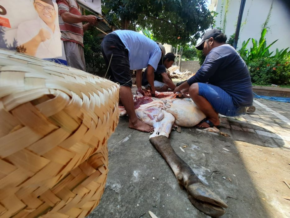 Penggunaan besek untuk pembagian daging kurban di Semarang. (Sumber: | Foto: sakti)