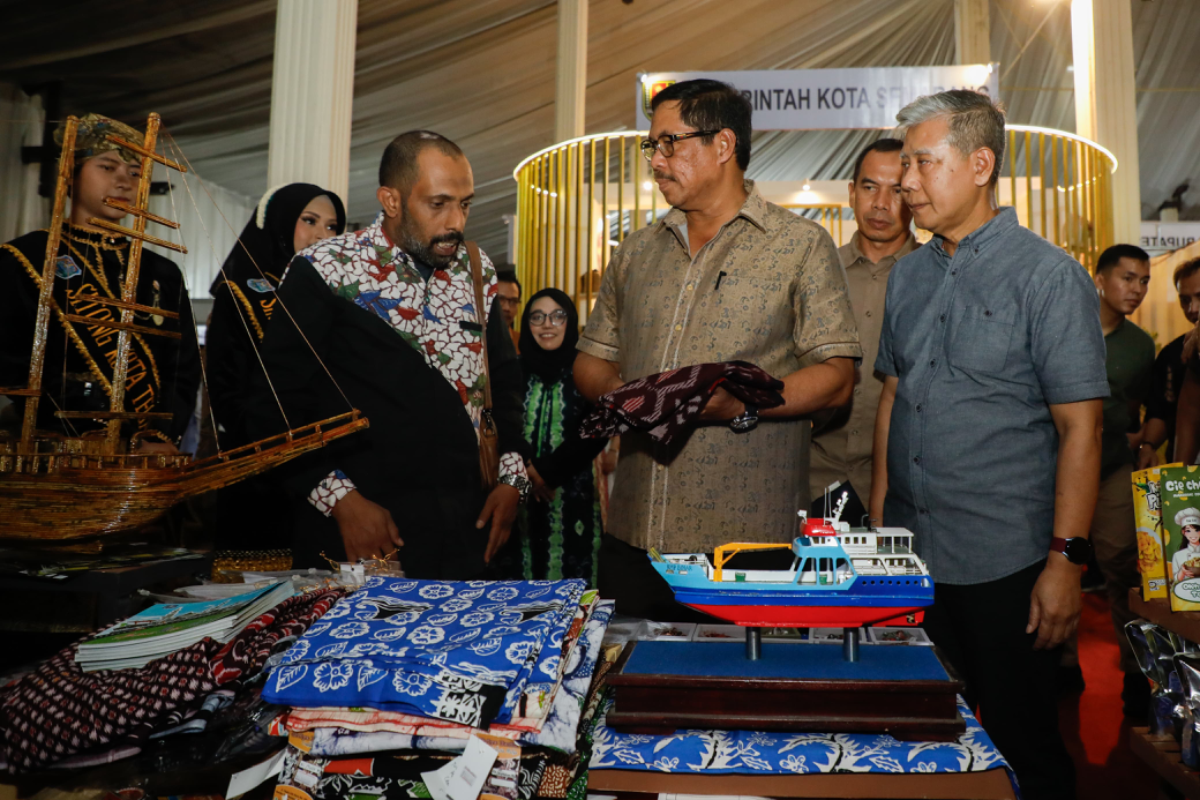 Penjabat (Pj) Gubernur Jawa Tengah, Nana Sudjana meninjau salah satu stand Jateng Fair 2024. (Sumber:  | Foto: sakti)