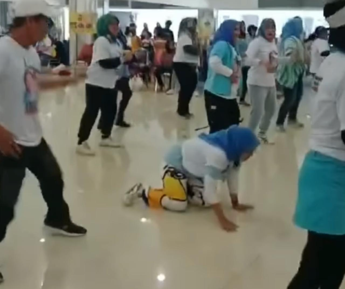 detik-detik peserta senam gemoy meninggal dunia di Surabaya (Sumber: instagram | Foto: @terangmedia)