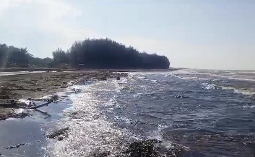 Air Pantai Sigandu-Ujungnegoro menghitam diduga karena limbah buangan. (Sumber: @batang.update - InfoSemarang.com)