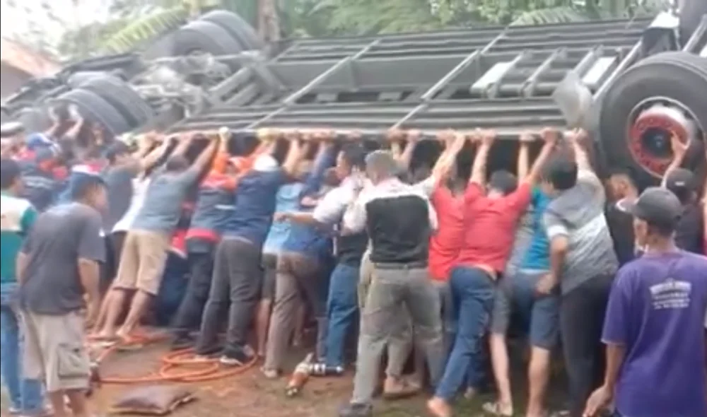 Warga bantu evakuasi penumpang bus New Shantika yang terjun dari Tol Pemalang KM 320. (Sumber: @merapi_uncover - InfoSemarang.com)