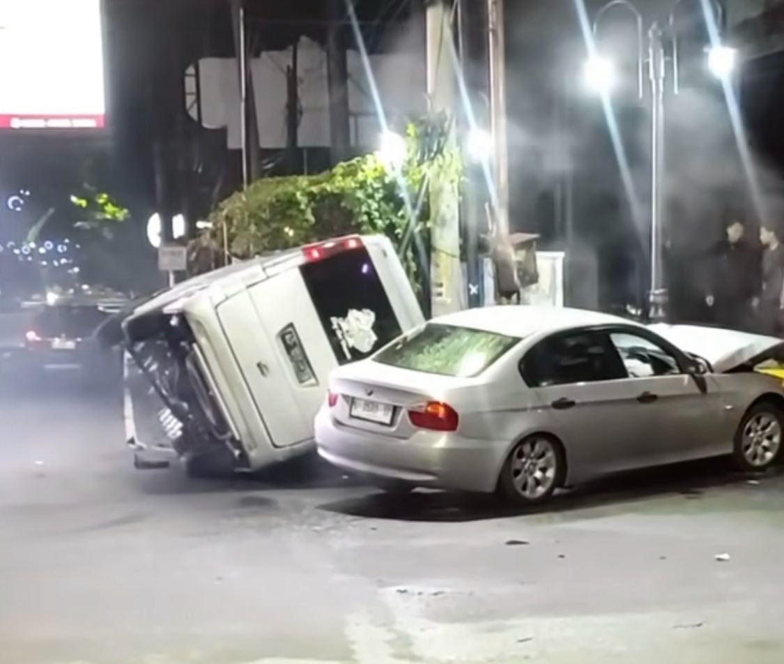 kecelakaan di lampu merah Jalan Gajah Mada (Sumber: instagram | Foto: @infokejadiansemarang.new)