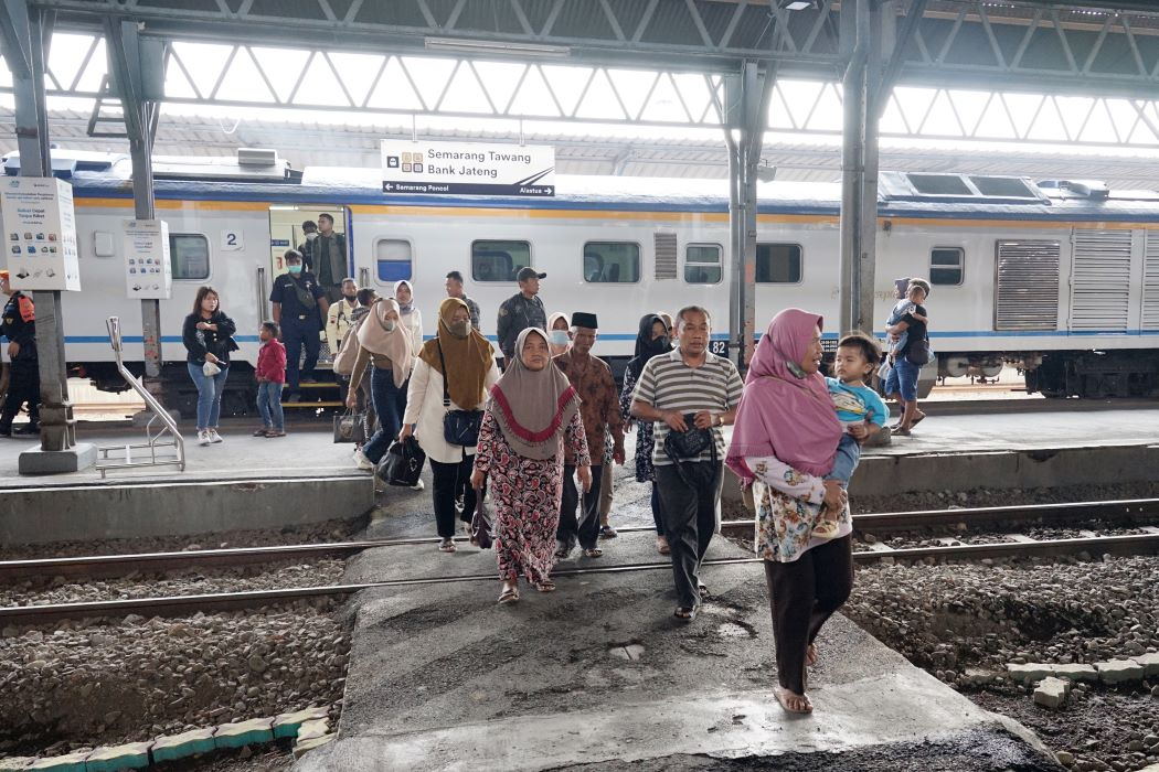 Penumpang Kereta Api di stasiun Tawang Semarang. (Sumber:  | Foto: Sakti)