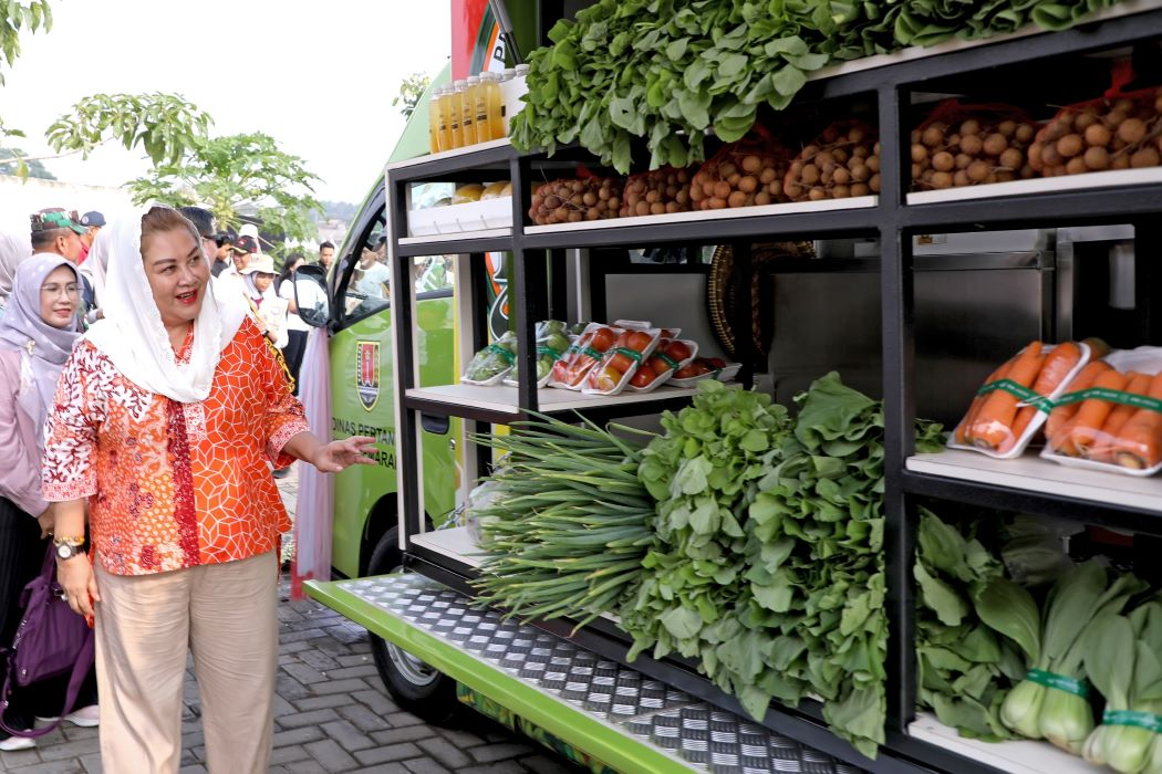 Mbak Ita meluncurkan Petruk Semar (Petani Truck Semarang Punya). (Sumber:  | Foto: Sakti)