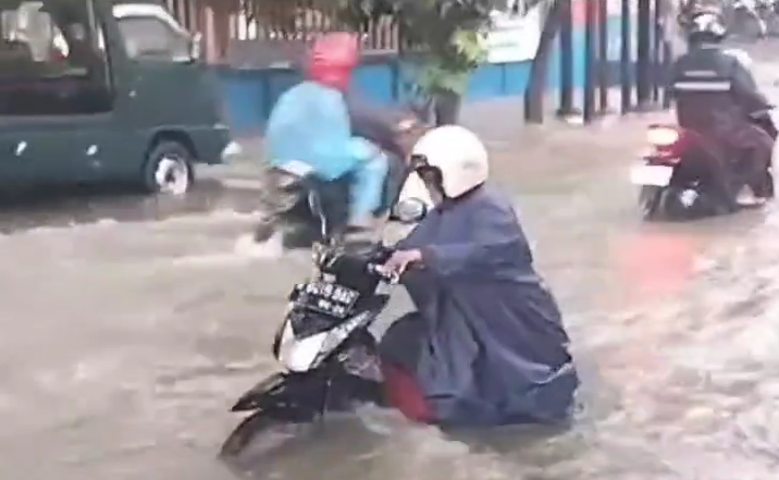 Genangan air banjiri Jalan Wr Supratman Pasar BK, Ngemplak Simongan, Semarang Barat, Senin 22 Januari 2024. (@im.semarang_official - InfoSemarang.com)